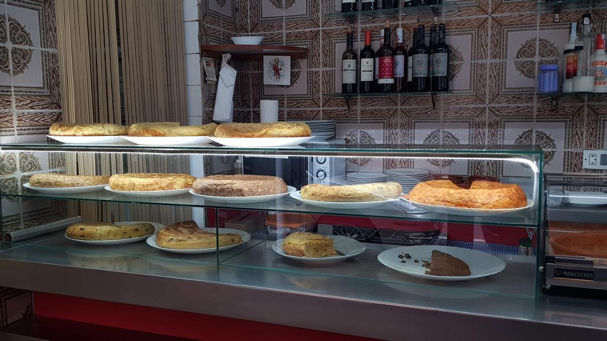 Mostrador de la cervecería Alhambra, templo de la tortilla en Valencia, con hasta 14 variedades de este plato.