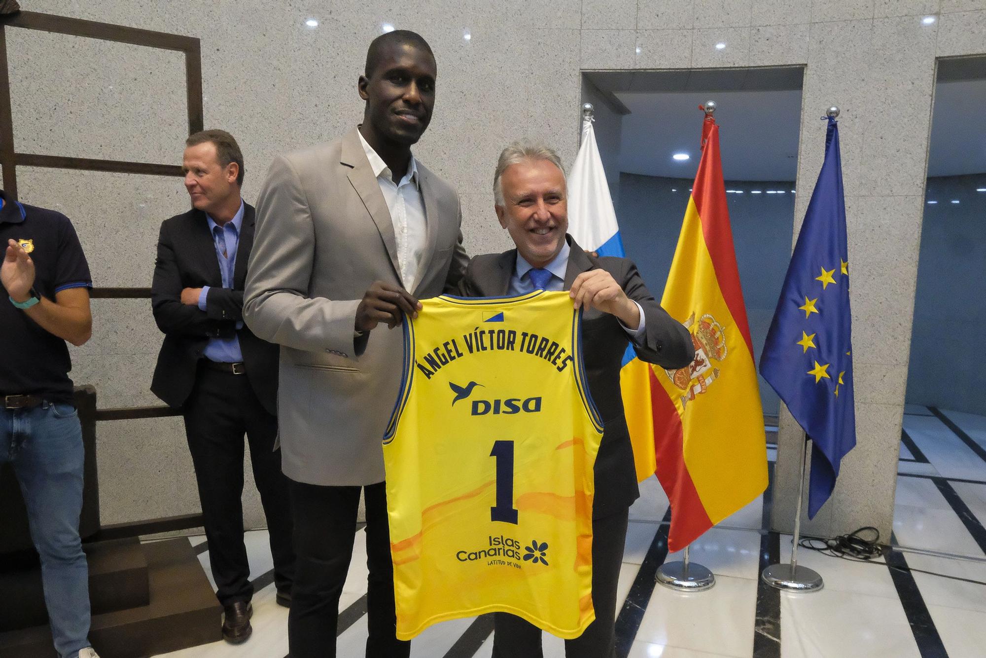 Ángel Víctor Torres recibe al CB Gran Canaria tras ganar la Eurocup