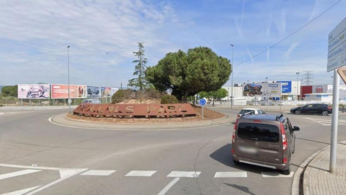 La rotonda dels Trullols, on va tenir lloc la col·lisió entre el cotxe i la moto