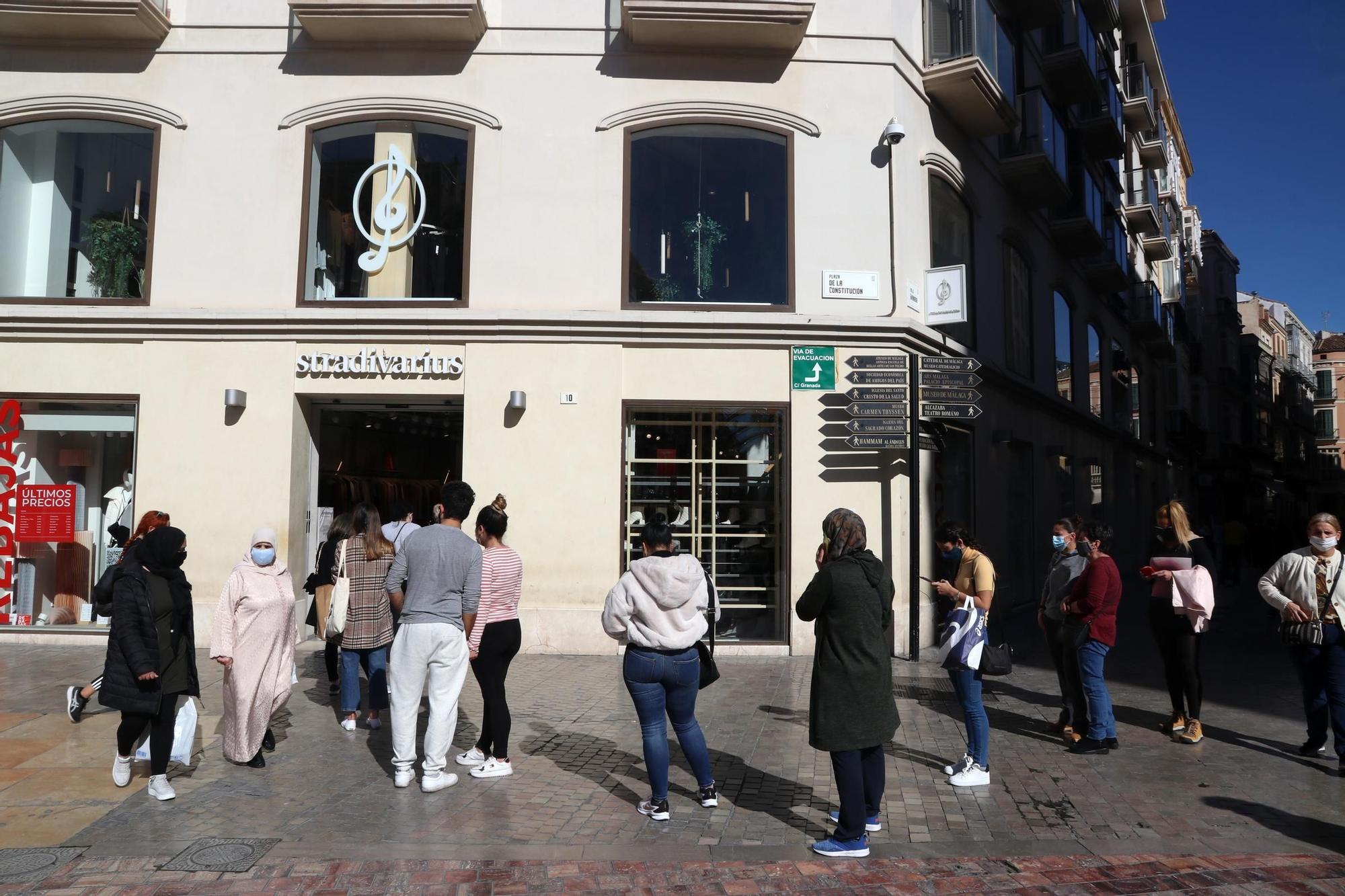 Colas en los comercios de Málaga el día antes del cierre de la actividad