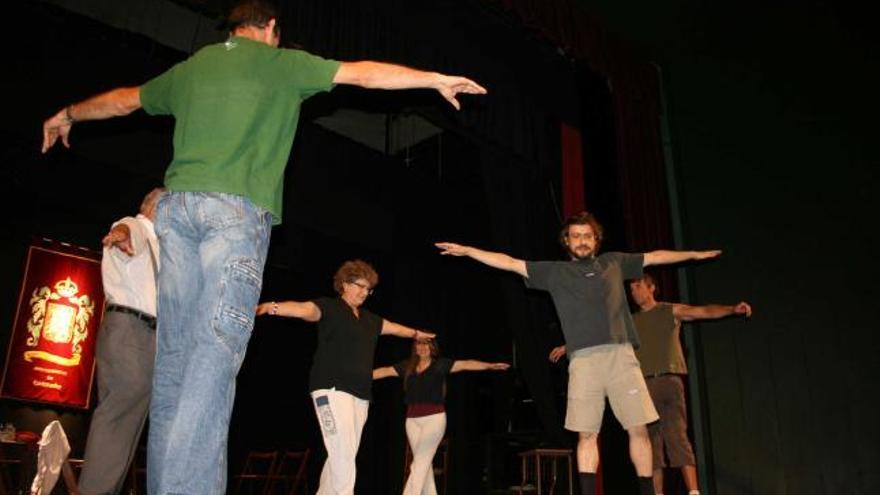 Cellero, el segundo por la derecha, impartiendo una clase del taller de monologuismo en Candás.