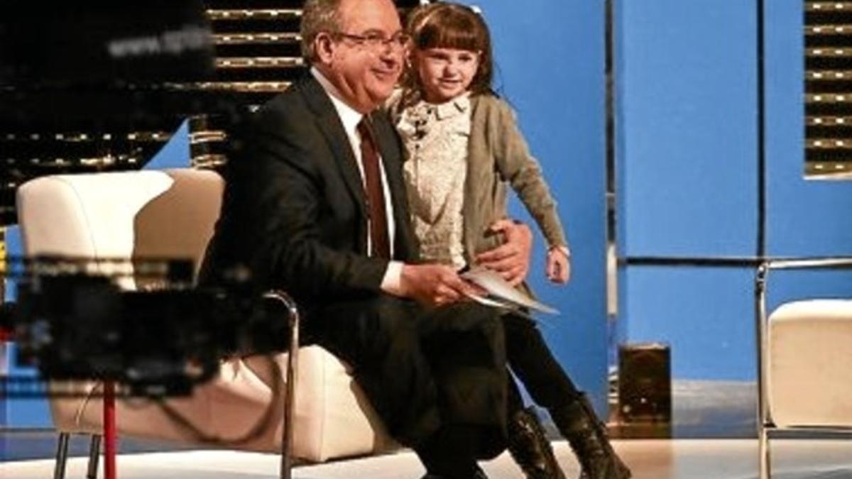 Josep Cuní, con la pequeña Julia Orbea, en un momento de 'La Marató', ayer, en TV-3.