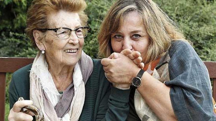 Fátima Rapela besa a su madre en un parque de A Coruña.