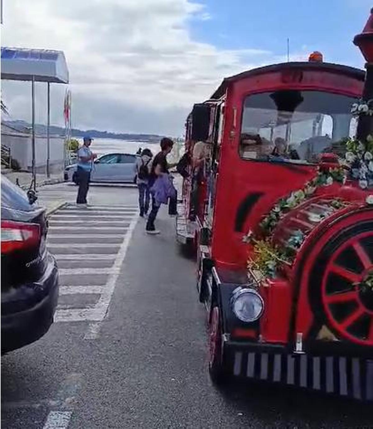 Viajeros subiendo en A Toxa.