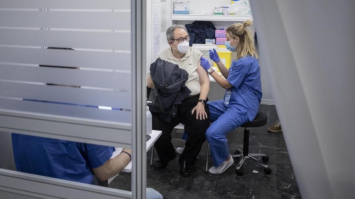 Barcelona 26 04 2021 Vacunacion masiva con Astrazeneca en la Fira de Barcelona    Foto Ferran Nadeu