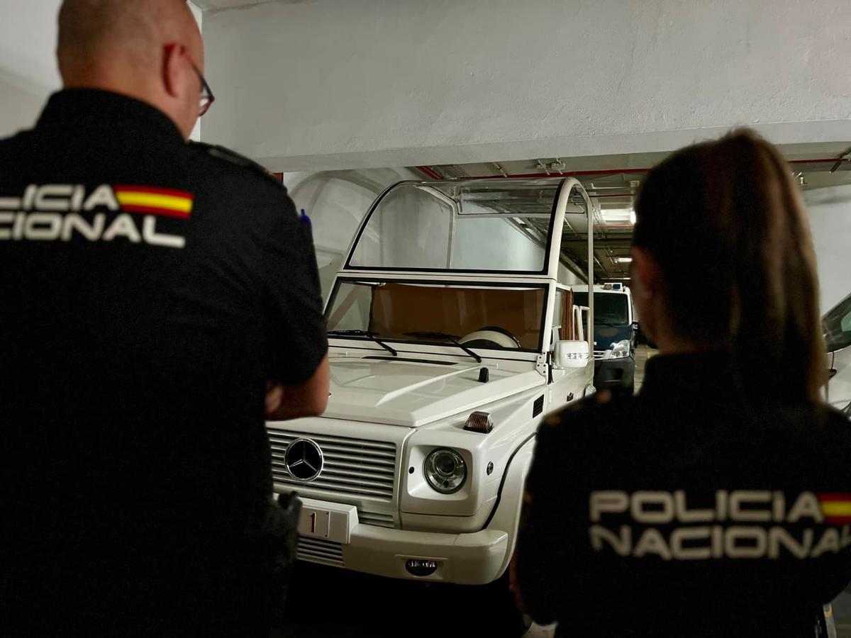 Preparativos del papamóvil en el garaje de la Jefatura de Policía antes de la visita del papa León XIV