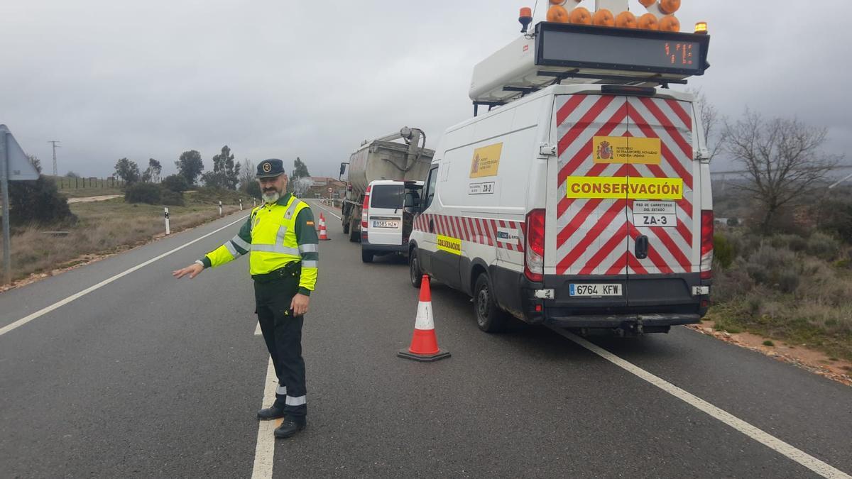 La Guardia Civil regula el tráfico en la N-631