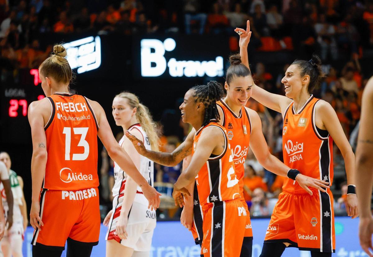 Carrera, Turner, Fiebich y Torrens, en el primer partido de la final en La Fonteta