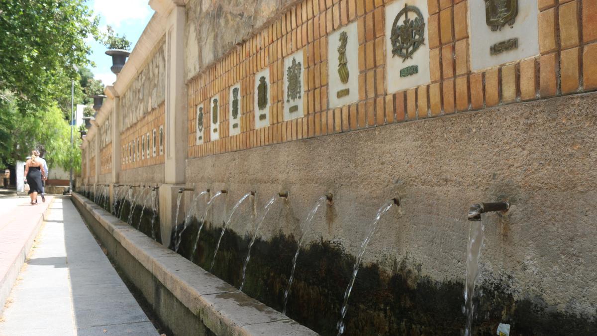 Imagen de la fuente de los 50 caños de Segorbe, donde los vándalos han arrancado casi la mitad, este miércoles.