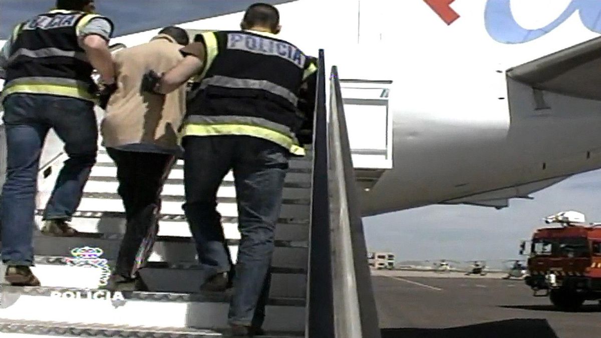VOX habla de deportar a millones de inmigrantes, incluso en situación regular.