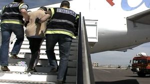 VOX habla de deportar a millones de inmigrantes, incluso en situación regular.