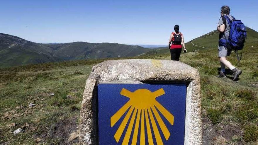 Dos peregrinos en un tramo del Camino de Santiago.