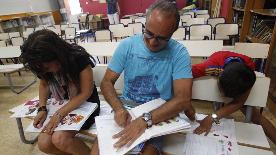 Padres y alumnos al entregar los libros.