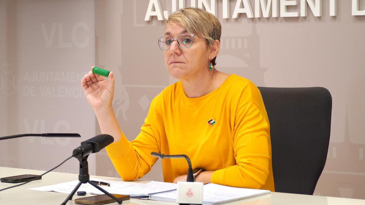 Papi Robles muestra un cartucho disparado ayer por los antidisturbios