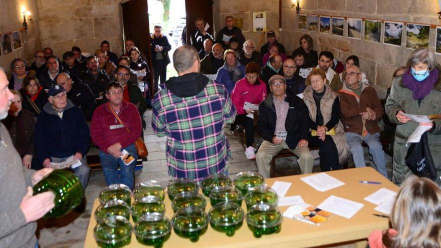 Más de un centenar de vecinos colaboran en Cangas en el trampeo contra la velutina