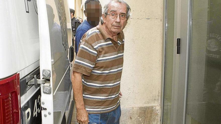 El acusado, en primer plano, al llegar ayer a la Audiencia de Alicante.