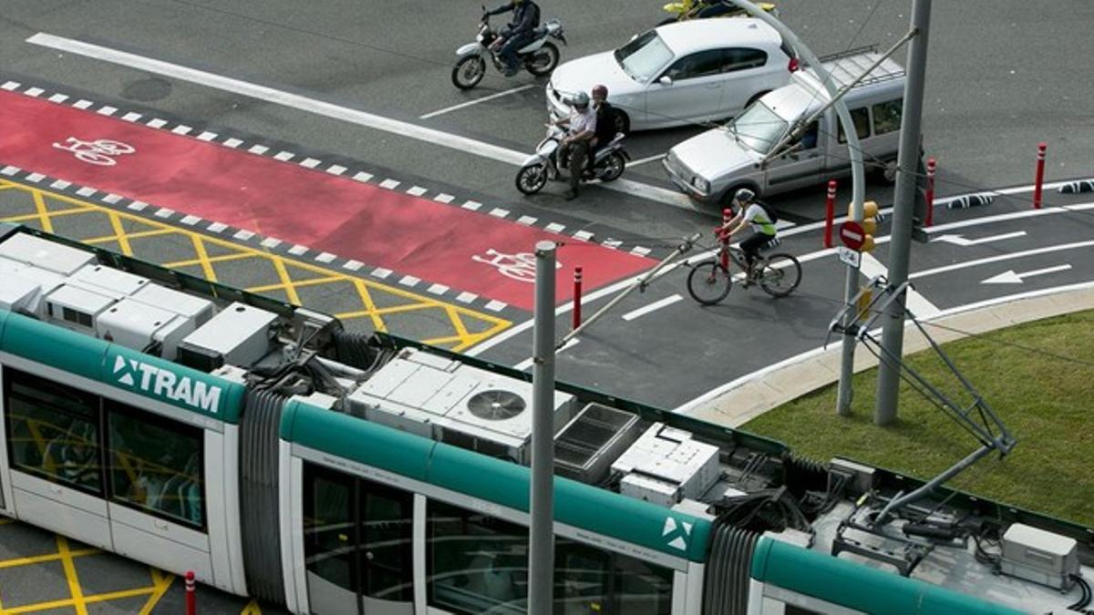 Un ciclista cruza la rotonda por fuera del carril bici para ir más rápido,