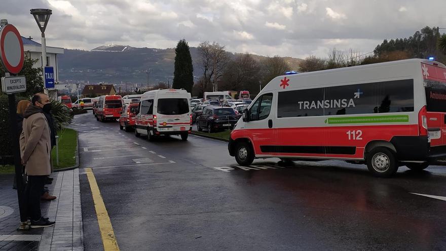 Una caravana de ambulancias homenajea a Pablo Cortijo a las puertas del tanatorio