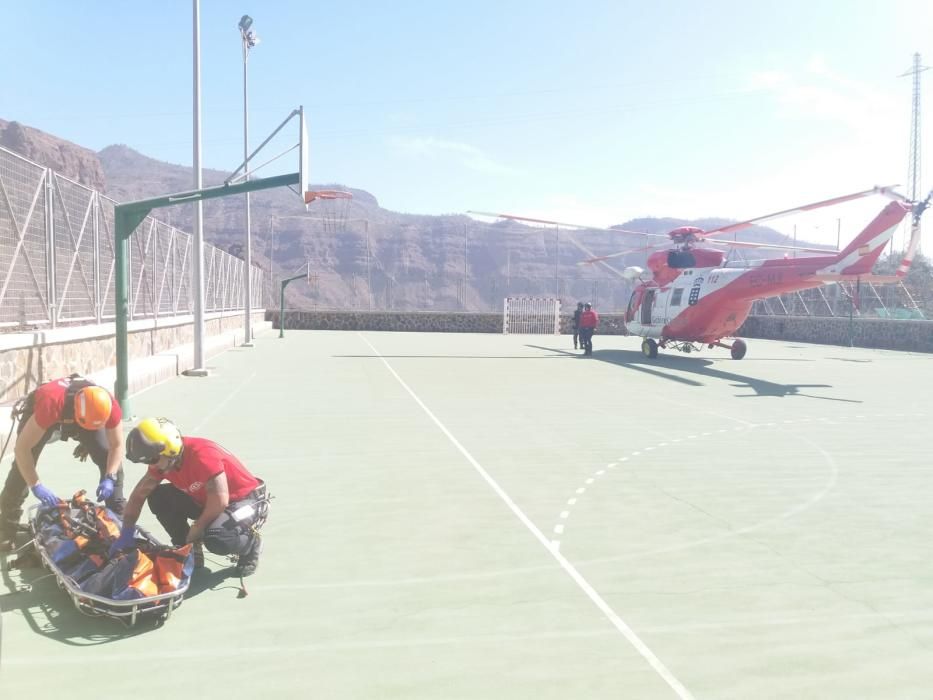 Dos heridos tras la precipitación de un vehículo por un barranco en Gran Canaria