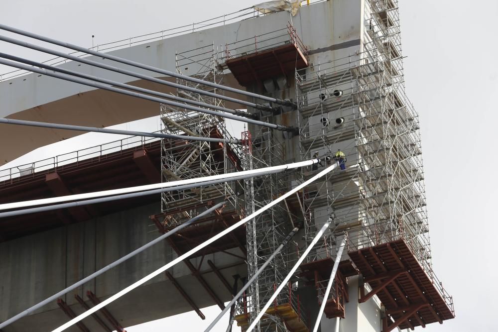 Instalación de los tableros en el puente de Rande