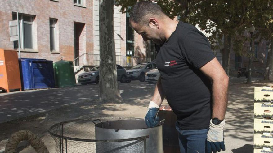 Manel Beas preparant les primeres castanyes de la temporada | ALEX GUERRERO