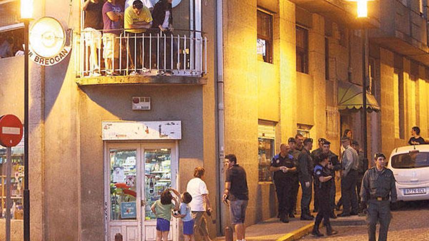Un momento del registro policial en el bar Breogán, en el primer piso de un céntrico edificio.  // José Lores