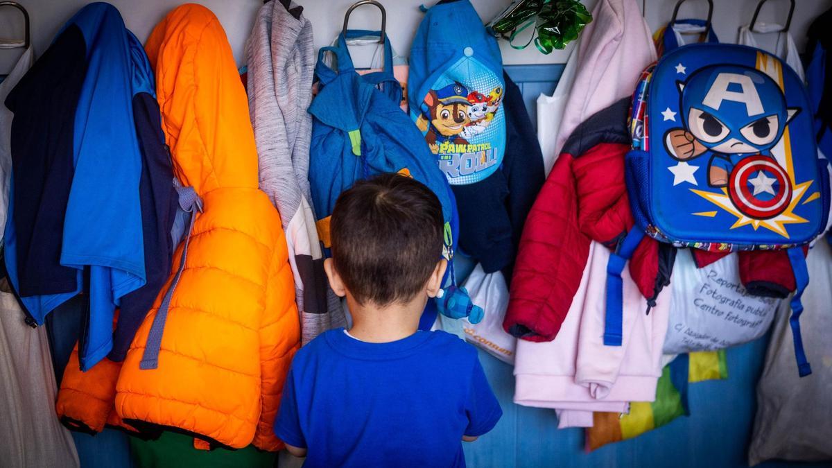 Un niño en una escuela infantil.