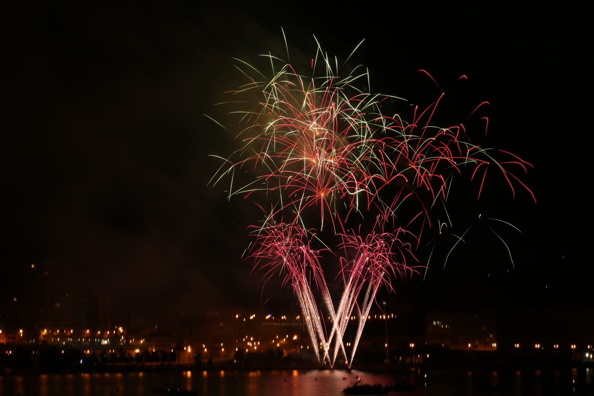 Concurso de fuegos artificiales en la playa del Cocó de Alicante del lunes 27 de junio