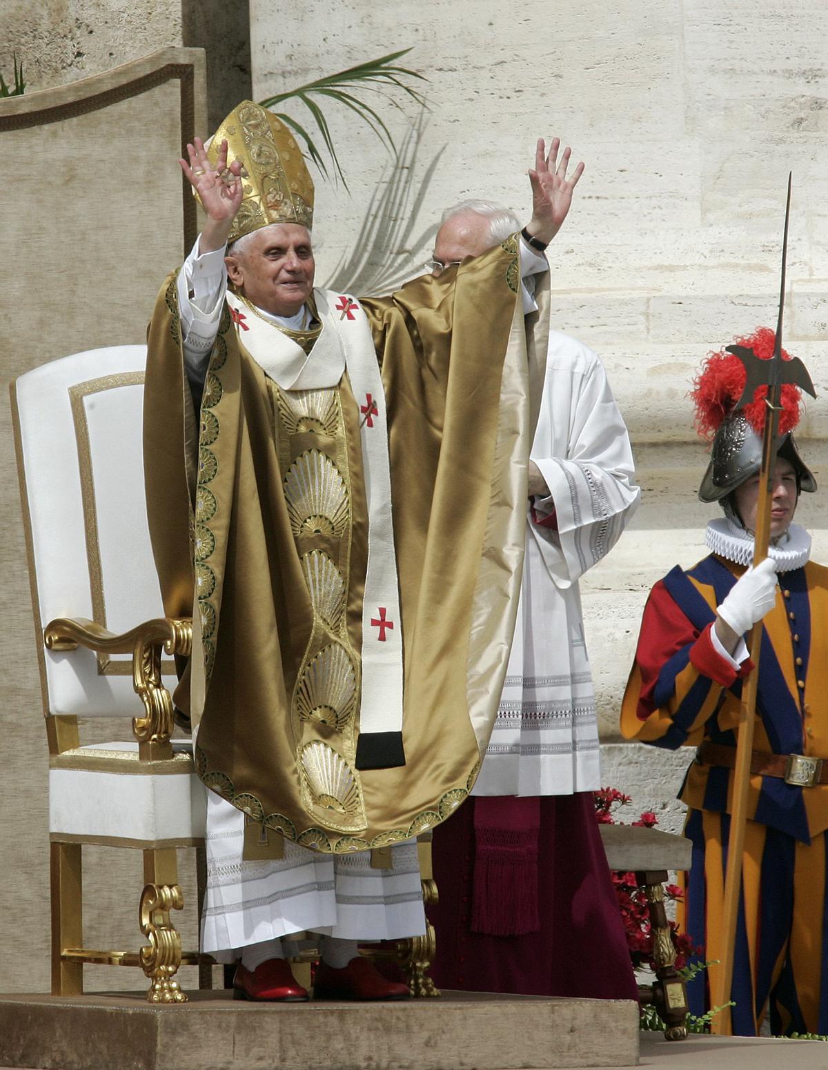 El papa Benedicto XVI saluda a los fieles que asisten a su misa inaugural en la plaza de San Pedro, el 24 de abril del 2005.