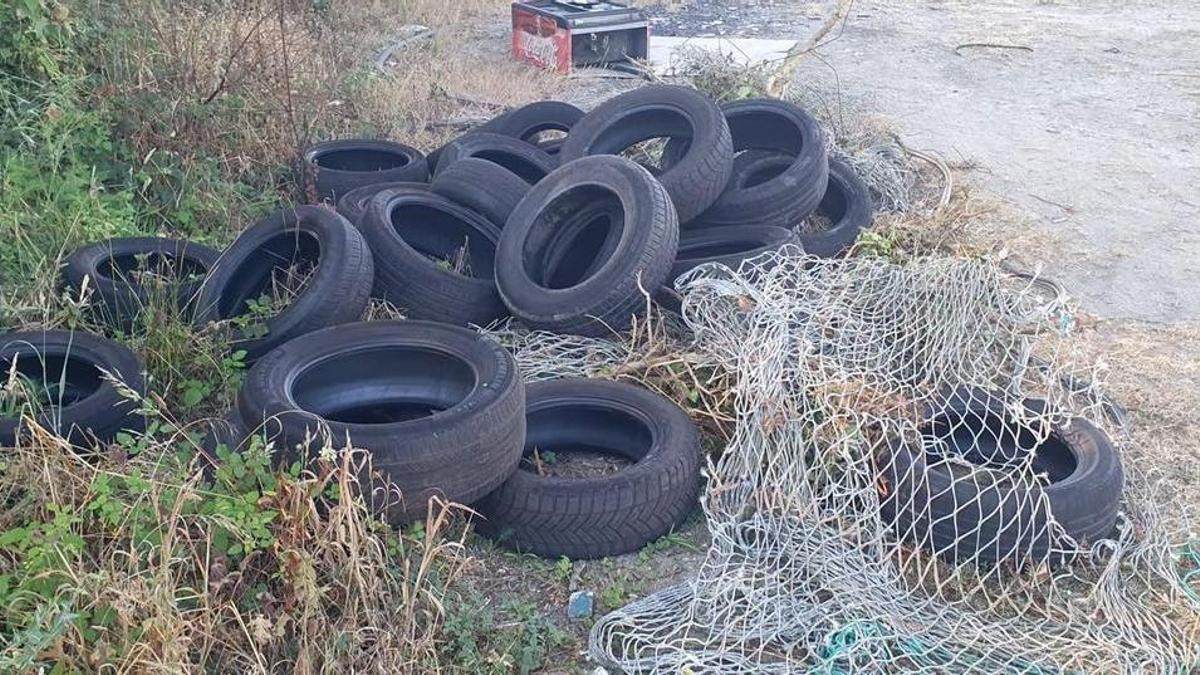 Vertido de neumáticos denunciado este sábado