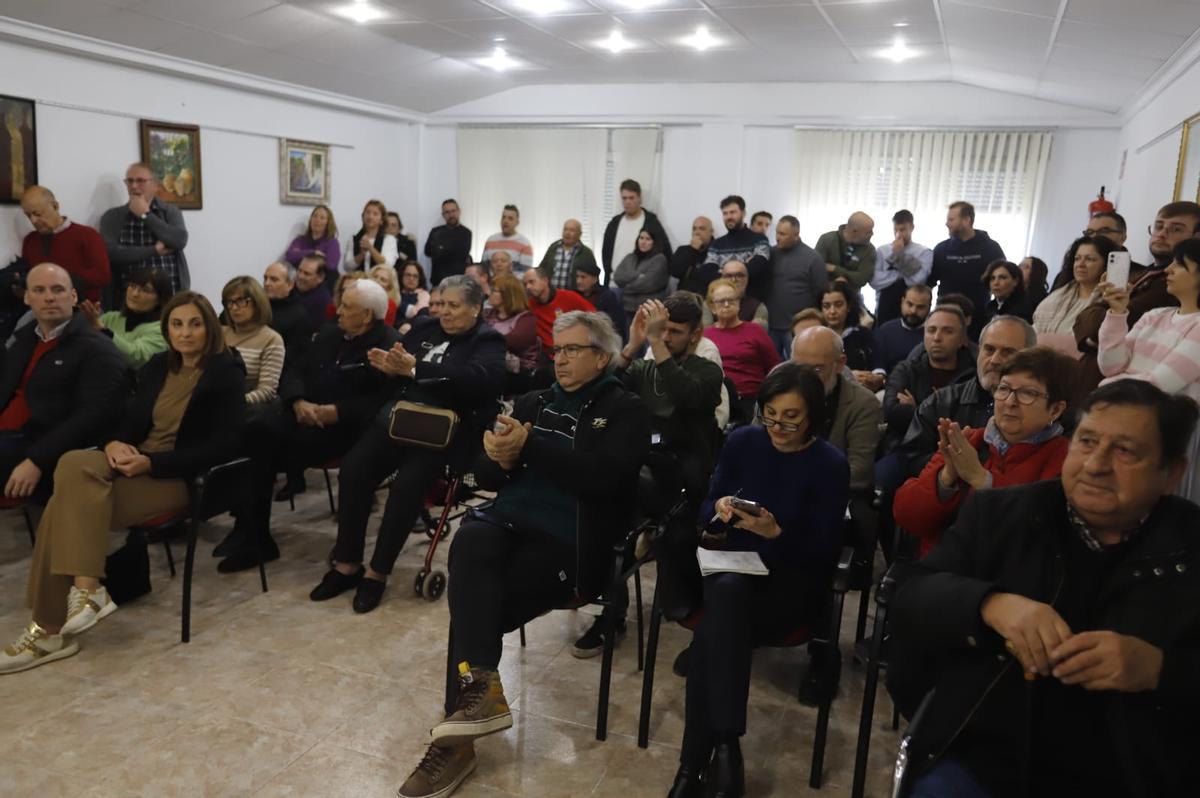 El público llena el salón de plenos del Ayuntamiento de Barxeta para asistir al debate de la moción de censura.