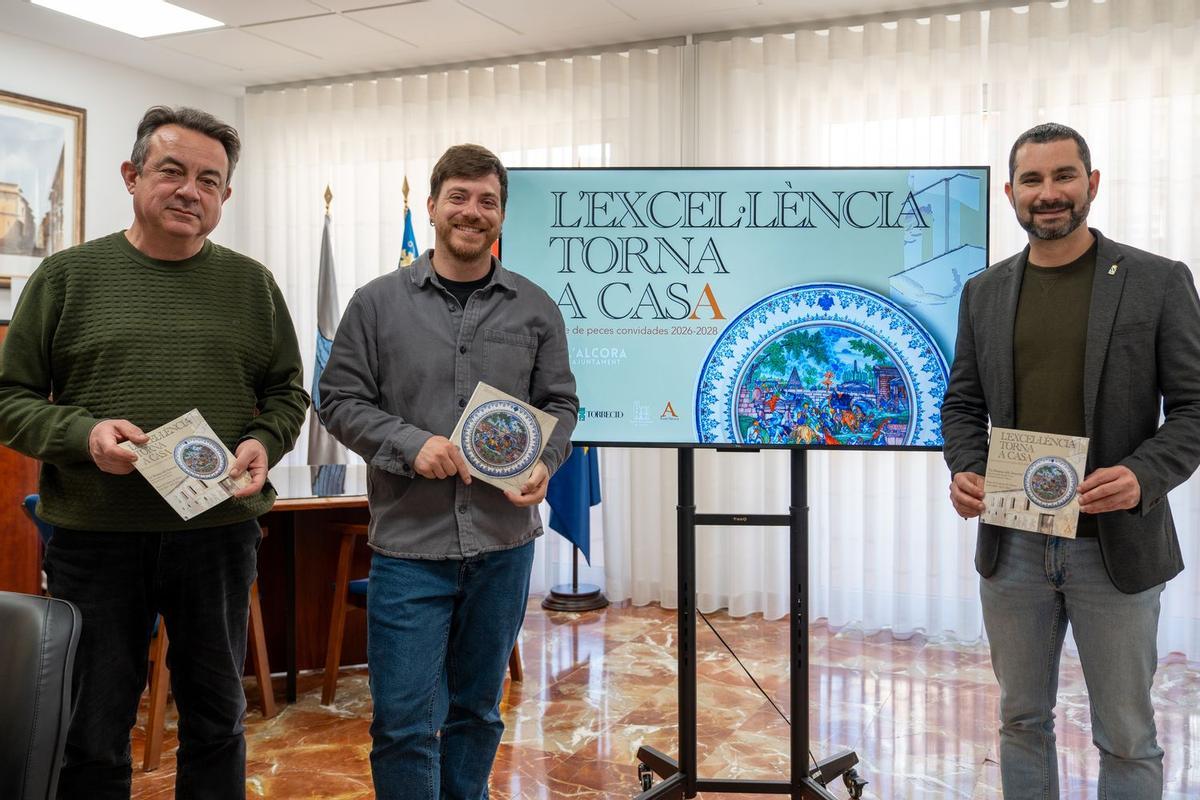 El alcalde, Samuel Falomir, junto al concejal de Cultura y Patrimonio, Carlos Esteban, y el director del Museo de Cerámica, Eladi Grangel, han presentado este ambicioso proyecto que permitirá el regreso temporal de piezas de valor incalculable creadas originalmente en la histórica manufactura del Conde de Aranda.