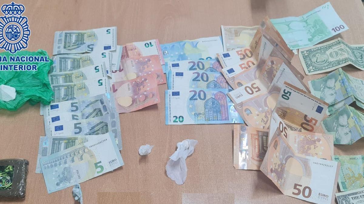 Imagen del dinero y la droga incautados por la Policía Nacional