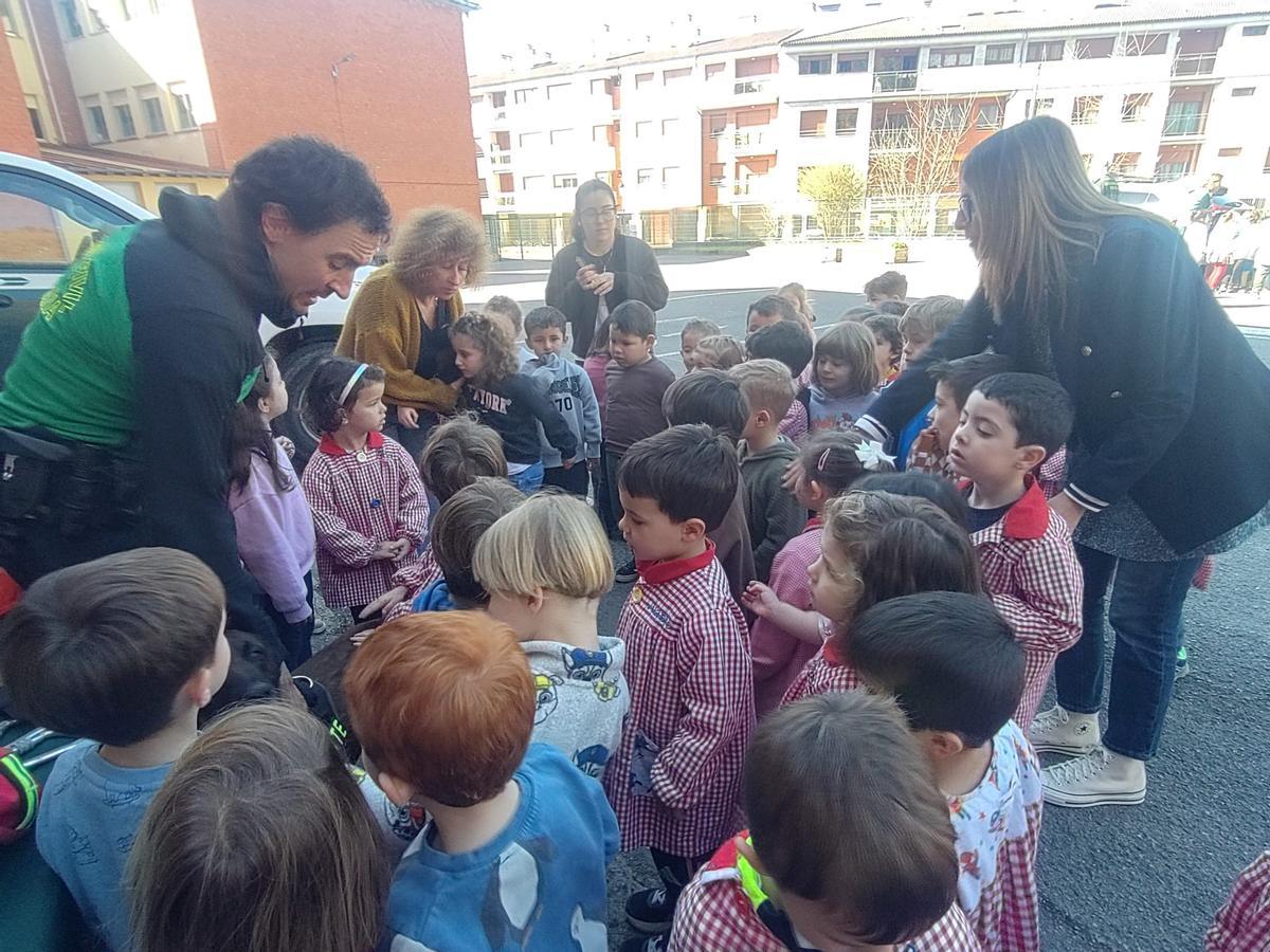 Las secciones de la Guardia Civil en el colegio Reconquista