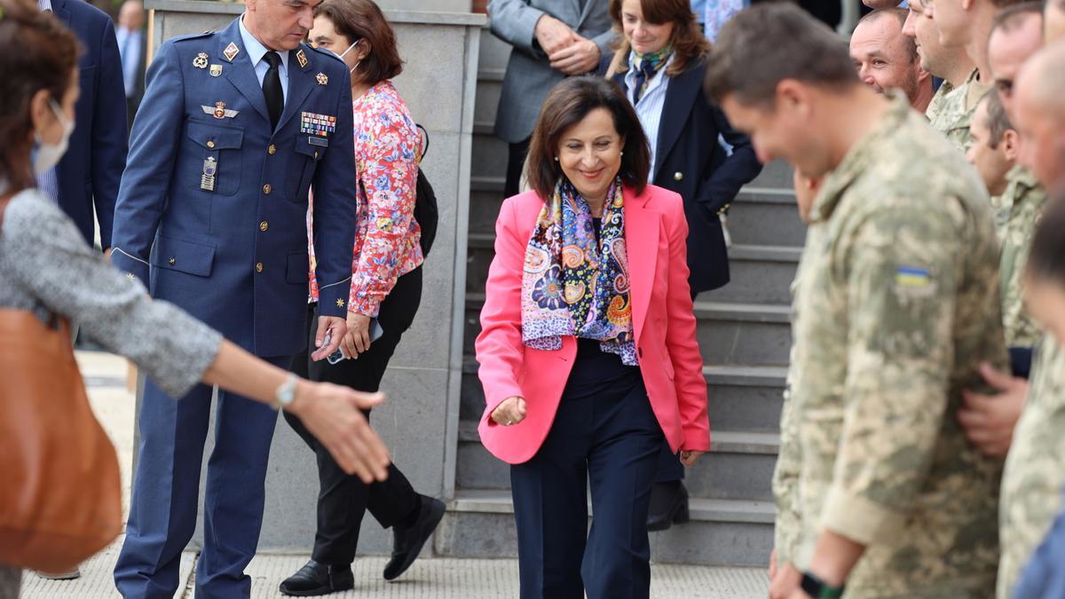 La ministra de Defensa, Margarita Robles (c), a su llegada a un encuentro con militares ucranianos en las instalaciones del EADA de la Base Aérea de Zaragoza.