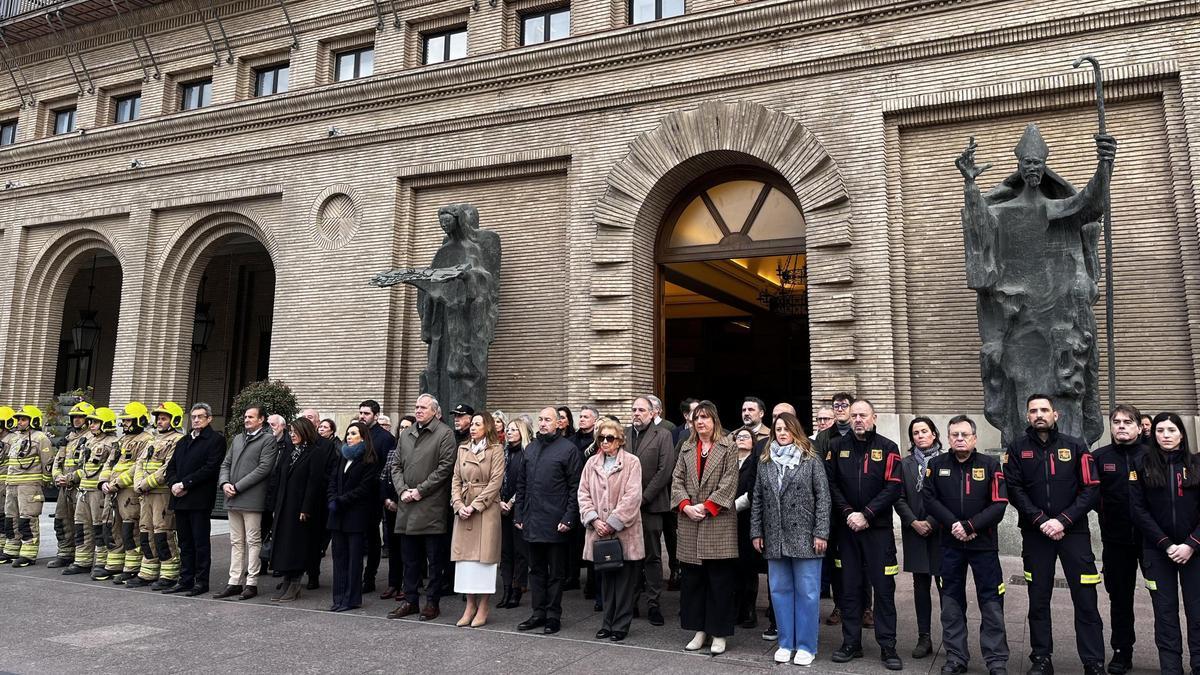 Este lunes se ha guardado un minuto de silencio a las puertas del Ayuntamiento de Zaragoza.
