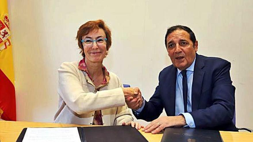 Sáez firma un convenio de colaboración con la directora de la Fundación Atresmedia, Carmen Biéger .