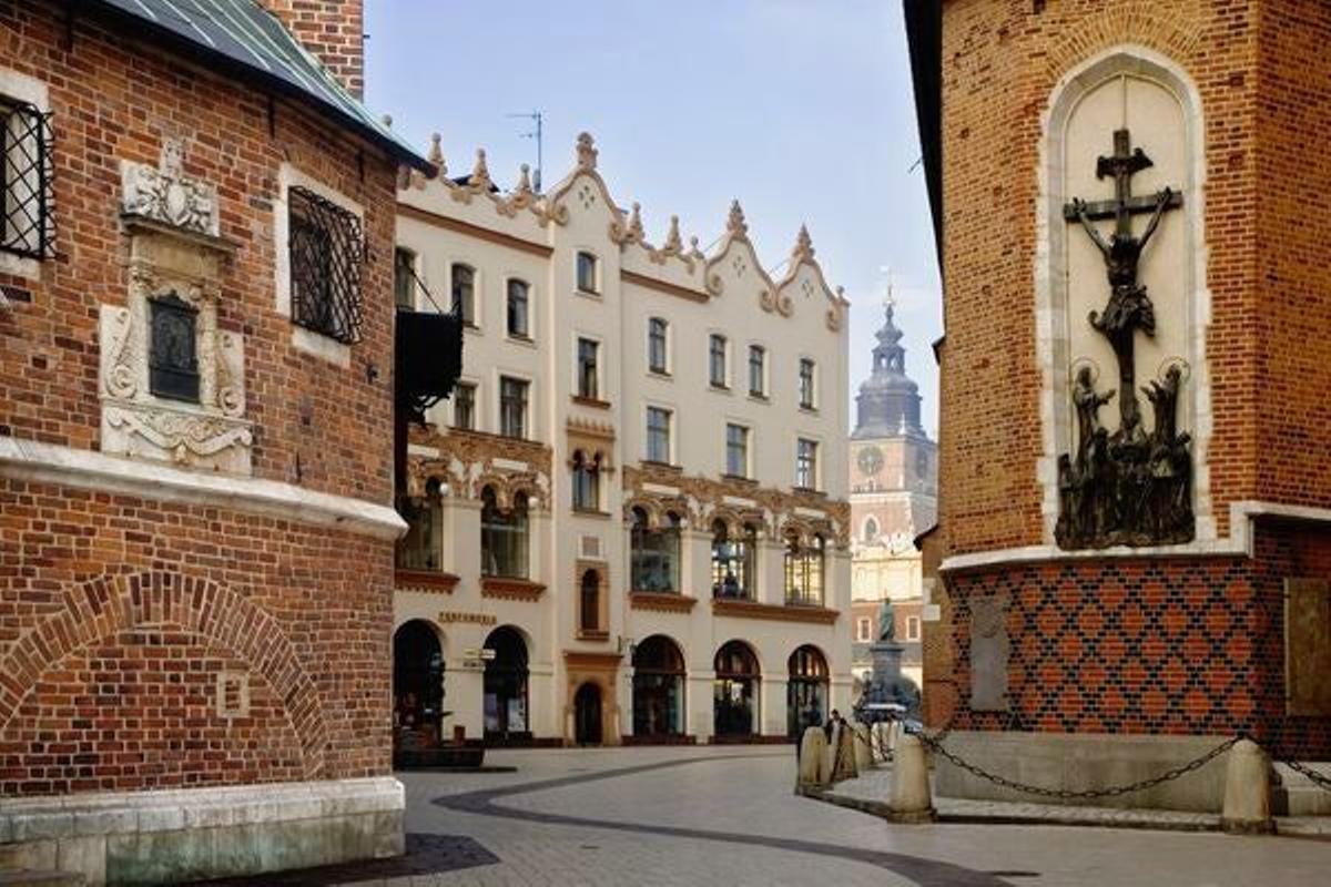 Vista de la iglesia de Santa María y Santa Barbara. Al fondo la Torre del Reloj en la Plaza del Mercado