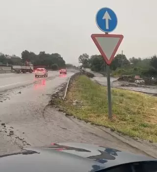 Lluvias torrenciales en Ourense provocan cortes de tráfico y anegan viviendas