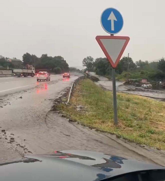 Lluvias torrenciales en Ourense provocan cortes de tráfico y anegan viviendas