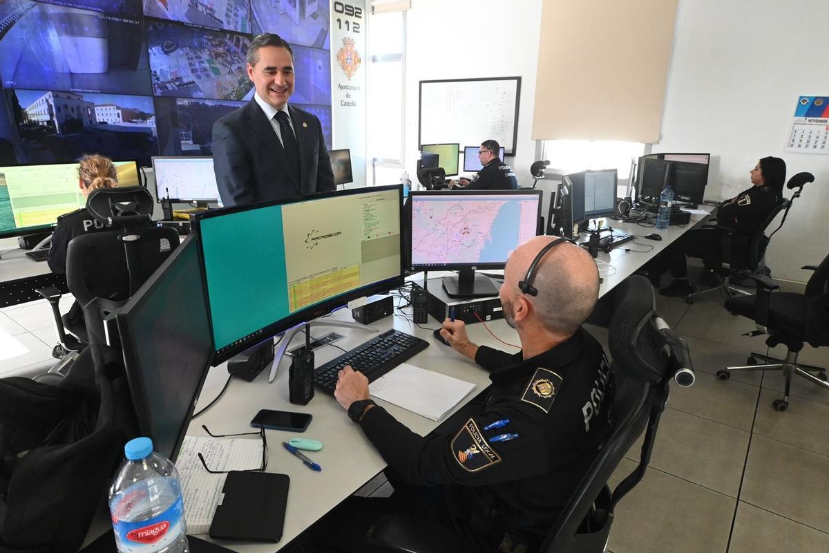Ortolá visita la sala de la Policía Local de Castelló.