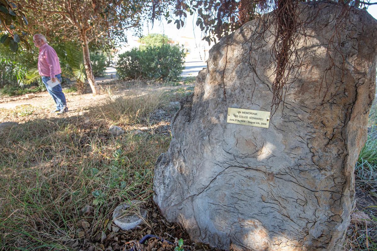 Monumento funerario en recuerdo a un residente sobre un parque público