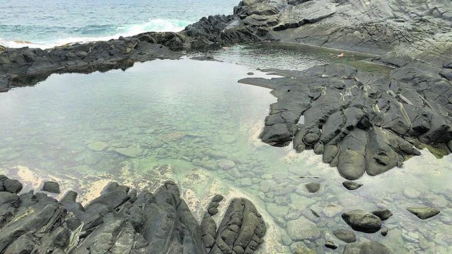 Gran Canaria. El charco del Sombrero se encuentra en Bañaderos, en el municipio de Arucas. Es un gran charco natural de rebosadero situado hacia el este, antes de la Punta del Camello.