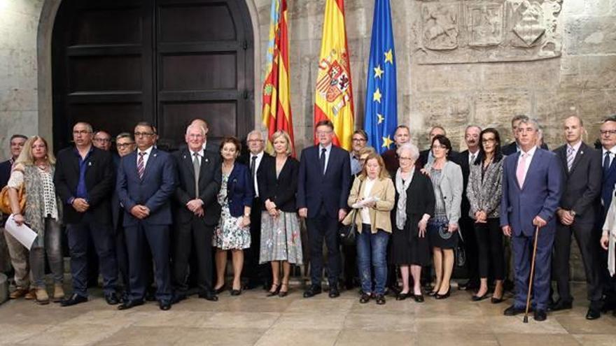 Víctimas del terrorismo etarra reunidas junto al presidente de la Generalitat tras el fin de ETA.