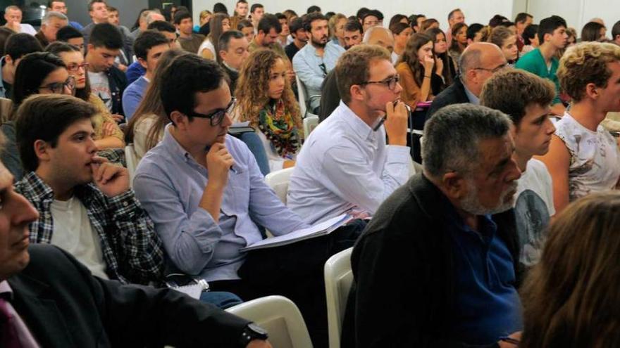 Asistentes a una de las conferencias en el Club Prensa Asturiana. A la izquierda, Manuel González, decano de la Facultad de Economía y Empresa.