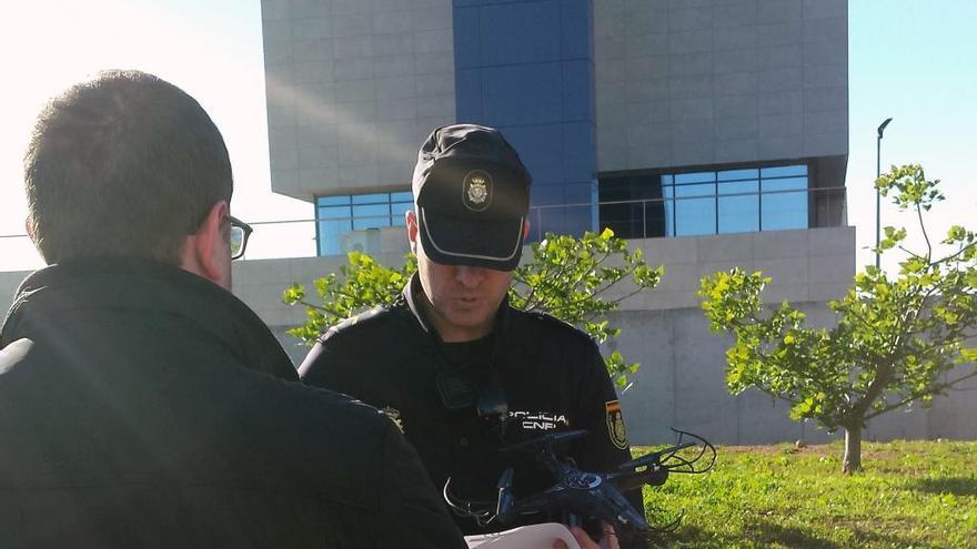 Un policía con el dron derribado.