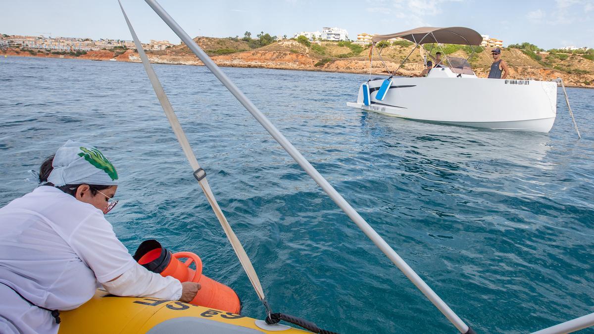 La técnico de la Generalitat comprueba si hay presencia de posidonia en la zona de fondeo de una embarcación recreativa en Cabo Roig