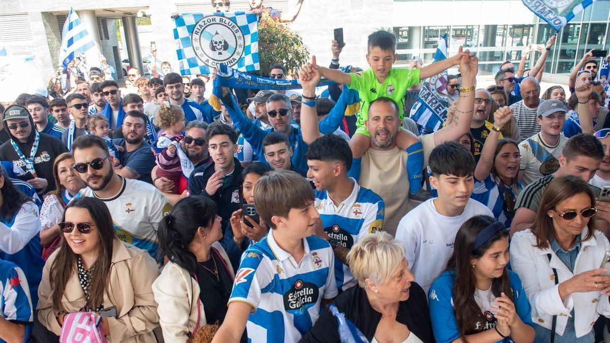 La afición acude en masa a Alvedro para recibir al Dépor tras la victoria en Cádiz