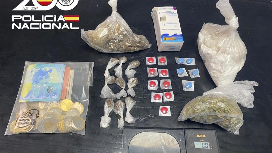 Drogas, dinero y efectos intervenidos en una caseta del poblado de Son Banya.