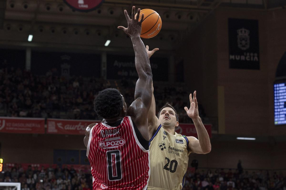 Nico Laprovittola intenta encestar ante la presión del pívot jamaicano de UCAM Devontae Cacok durante el partido de la 18ª jornada de la Liga Endesa.
